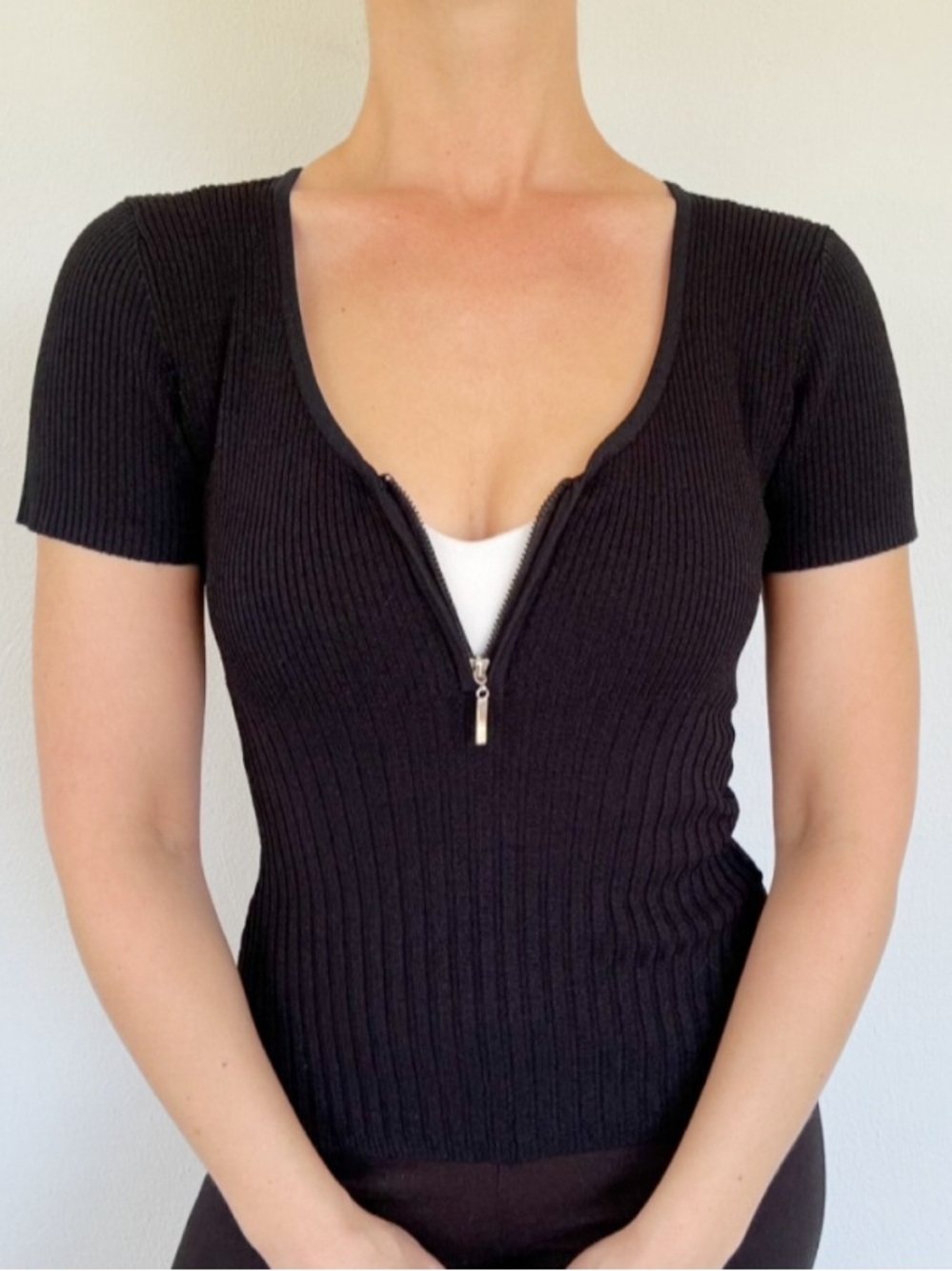 Carol Rose black stretch ribbed knit half zip short sleeve blouse size medium
